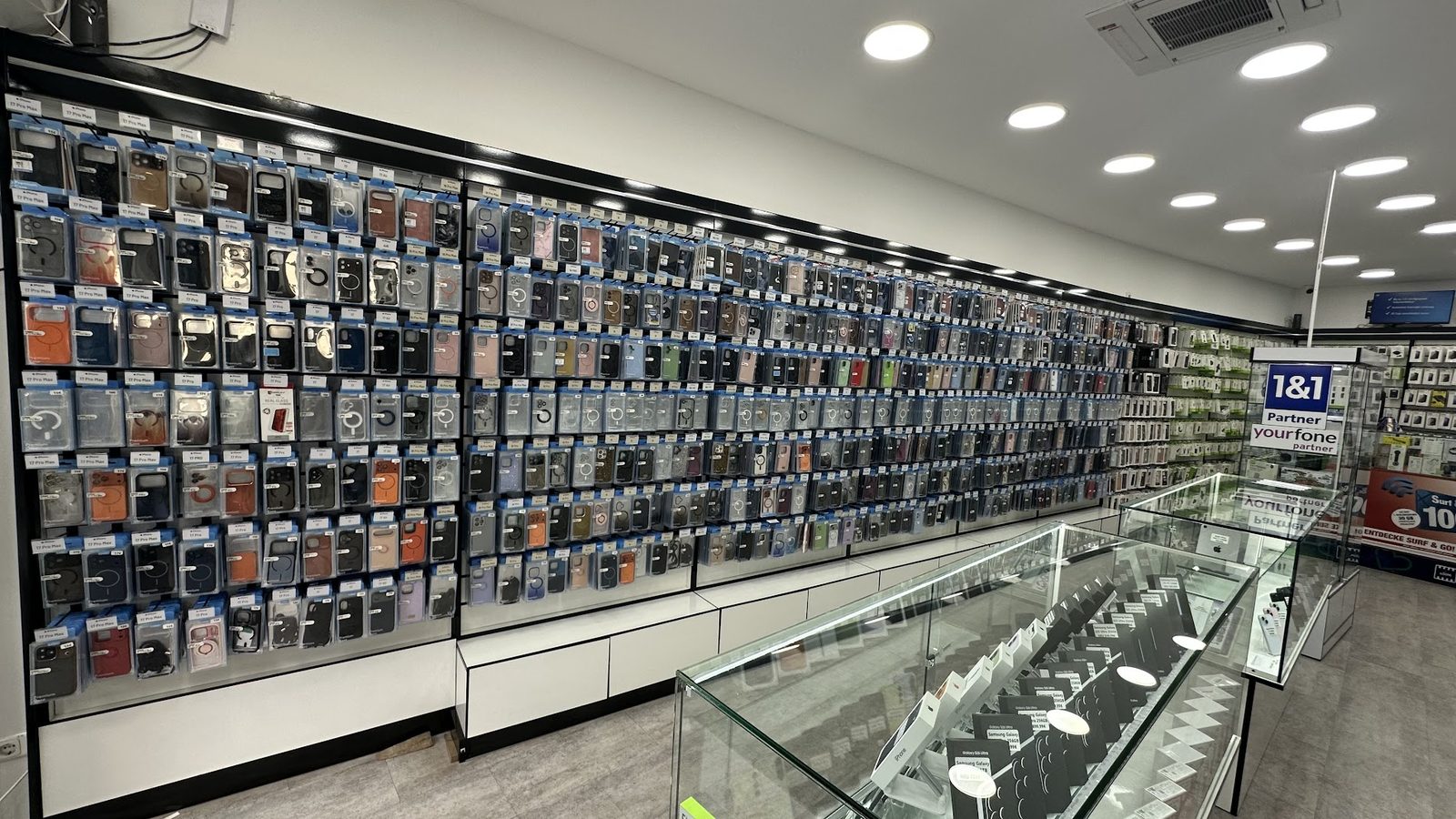Innenansicht des Mr. Phone Ladengeschäfts in der Frankfurter Innenstadt mit großer Hüllenwand