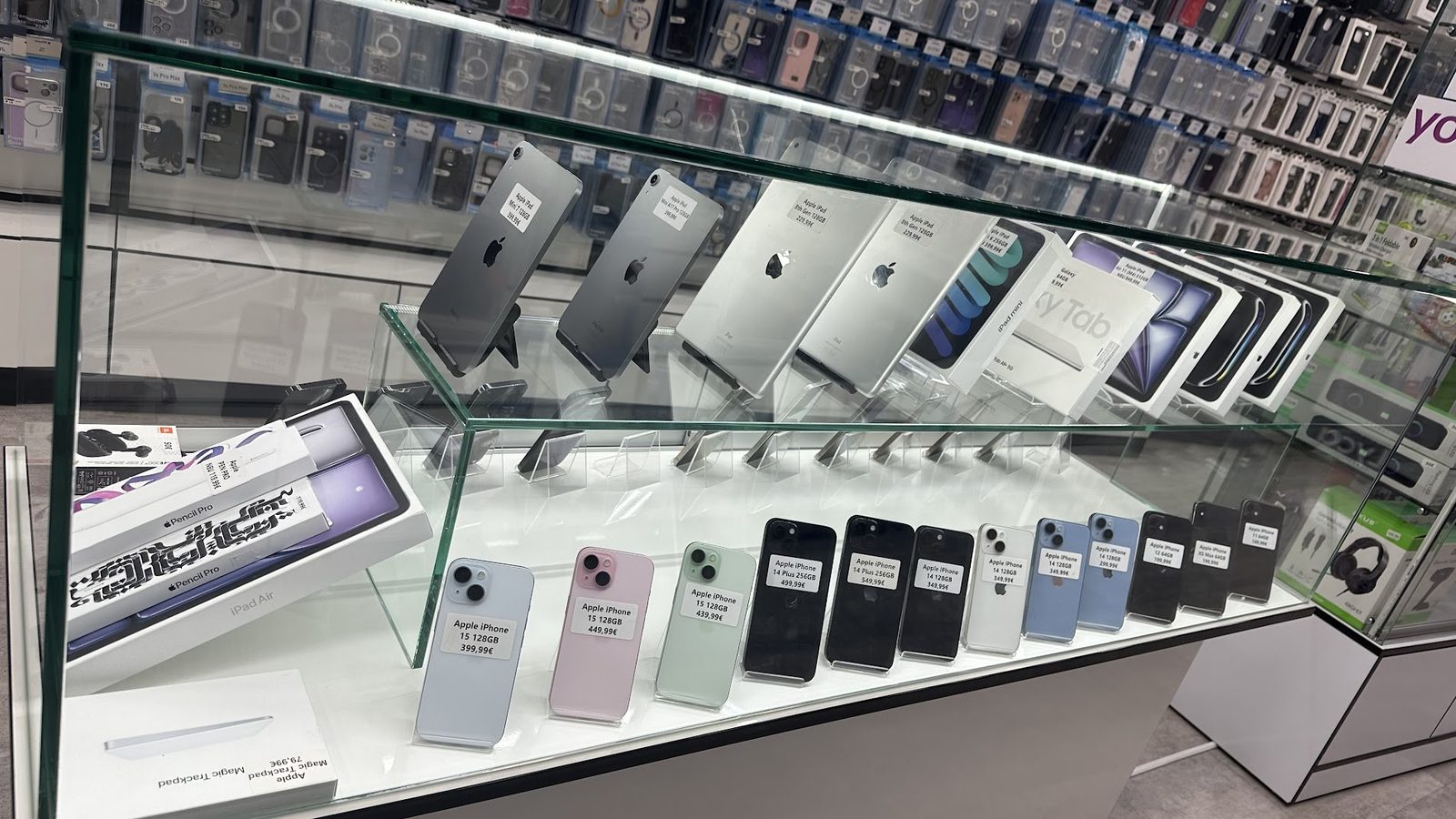 Vitrine mit iPads, iPhones und Tablets bei Mr. Phone in Frankfurt